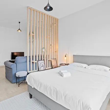 In Center 15min From Airport Apartament