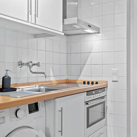 In Center 15min From Airport Apartament *