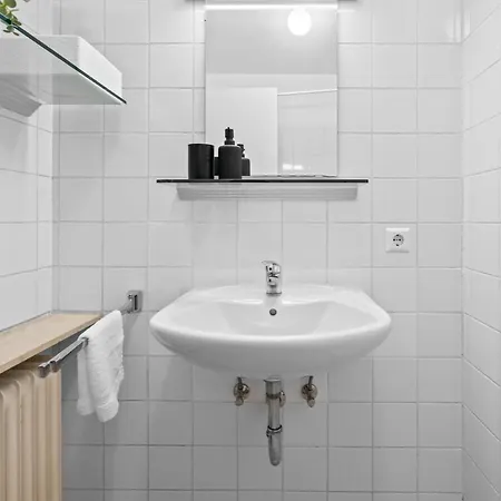 In Center 15min From Airport Апартаменты